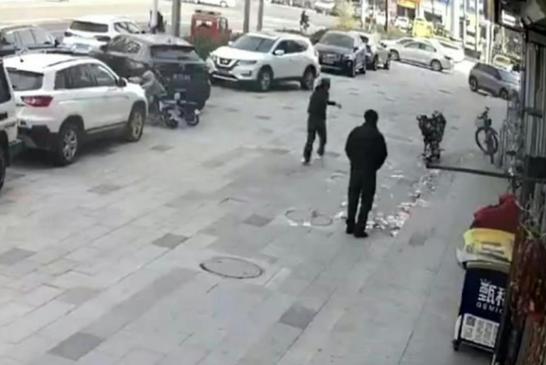 河北男子银行出来 5万现金被风刮飞散落 结果…