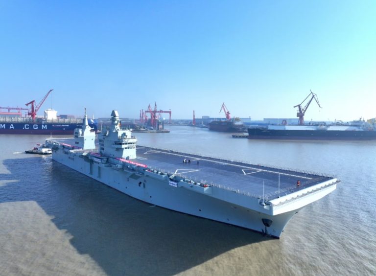 中国海军四川舰开展首次航行试验