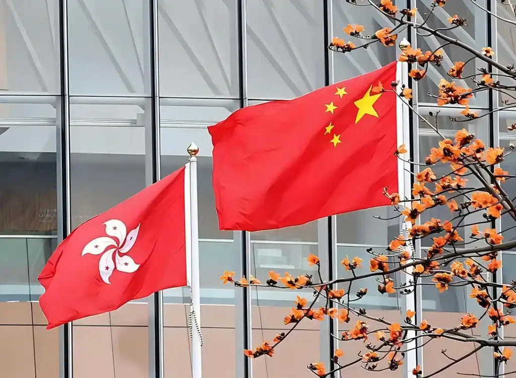 习近平向香港新界大埔区住宅楼重大火灾事故遇难人员和殉职的消防员表示哀悼 对遇难者家属和受灾人员表示慰问 要求全力以赴扑灭火灾 努力把火灾伤亡损失降到最低