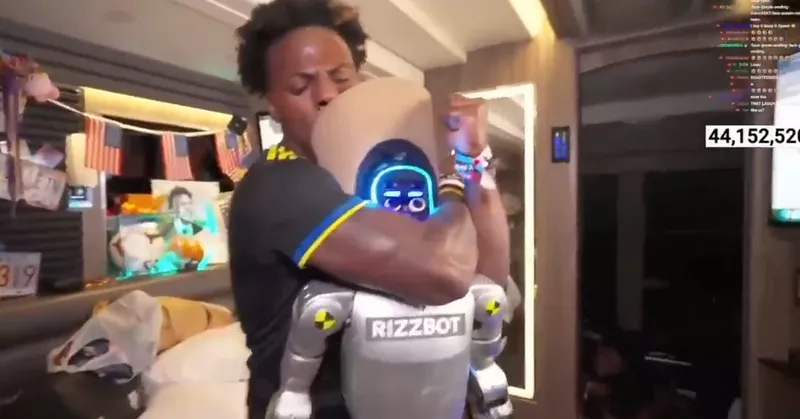 网红“甲亢哥”直播殴打机器人 遭索赔100万美元