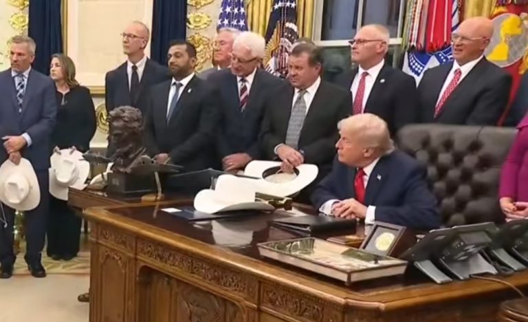 涉及大量知名人士!民主党人公布新一批爱泼斯坦案相关照片,特朗普、白宫回应