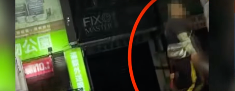 身穿印有“坏人”字样上衣,台媒:台北一男子凌晨在夜市持长刀徘徊,被警方逮捕