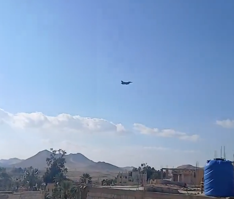 袭击事件后,美媒爆:美军紧急出动F-16战机飞越叙中部城市上空,“展示武力”