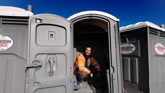 不怕AI取代 31岁美国青年靠出租厕所年入400万