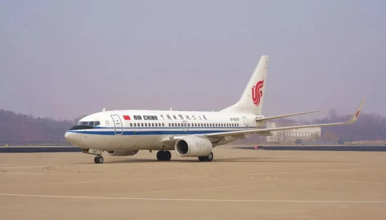 时隔6年中国航班再抵朝鲜,中驻朝大使机场迎接