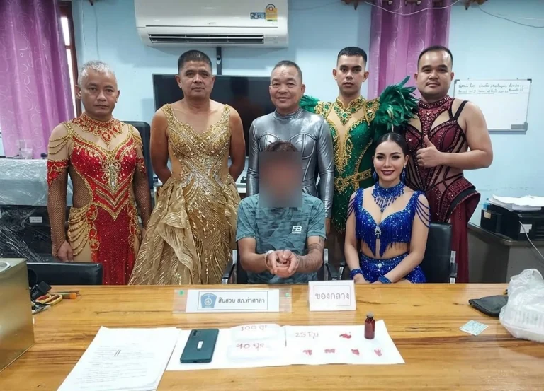 泰国5男警自费“反串辣妹”抓毒贩 逮捕照疯传