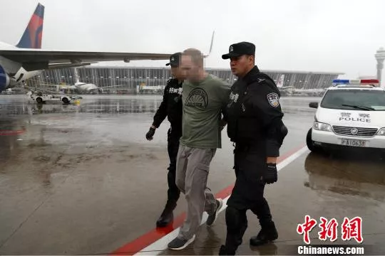 性侵幼女枪杀妻子 中国警方向美遣返美籍红通逃犯