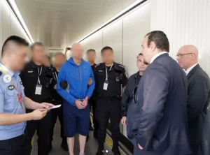 上海“万人迷”外教竟是美国杀人犯!被女学生认出